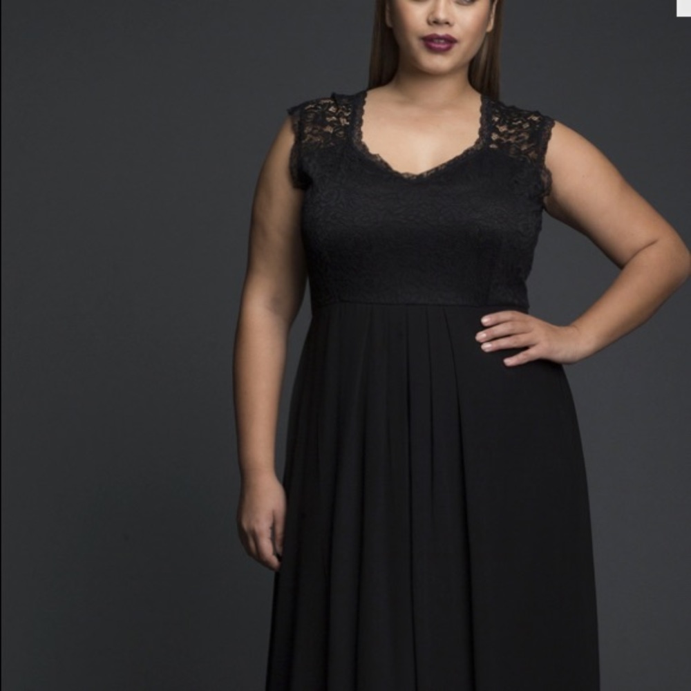 SLEEVELESS LACE MAXI DRESS